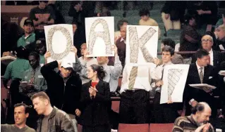  ??  ?? A FAN FAVORITE: Knicks fans at the Garden held up signs for Charles Oakley when he returned on Feb. 16, 1999, as a member of the Raptors. Spencer Burnett