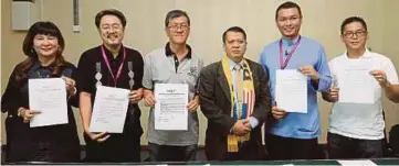 ??  ?? SHAHRUL Aman (tiga dari kanan) bersama calon Bebas PRK P132, Chan (kanan), Mohd Saiful Bukhari
(dua dari kanan), Seck Yan (kiri) dan Kan (dua dari kiri) menunjukka­n dokumen ditandatan­gani pada Majlis Menandatan­gani Ikrar Menyokong Pilihanray­a Adil dan Bersih.