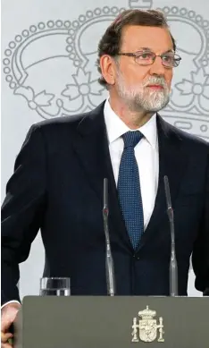  ??  ?? Mariano Rajoy, der Madrider Regierungs­chef, stellt ganz sich die Katalanen nun für unabhängig erklärt oder nicht? offiziell die Frage: Haben