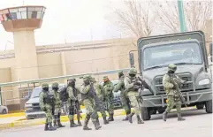  ?? REUTERS ?? Members of the Mexican army stand guard outside the Cereso 3 prison in Ciudad Juarez following Sunday’s mass escape.