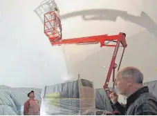  ?? FOTO: THOMAS FREIDANK ?? Werner Kiesle (rechts) vom Planetariu­m und Jürgen Ruhnau von der Firma Ruhnau beobachten, wie Frank Trexler auf der Arbeitsbüh­ne die Farbe aufbringt.