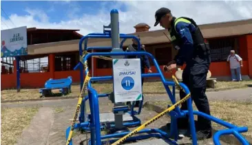  ?? FACEBOOK ?? Las máquinas para ejercicios en este parque de Moravia, San José, también fueron cubiertas con cintas amarillas para impedir su uso.