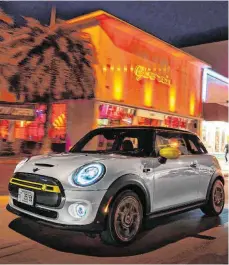  ?? FOTO: BMW ?? Taugt gut als Stadtauto: Der Mini Cooper SE schafft zwischen 150 und 270 Kilometer mit einer Stromladun­g.