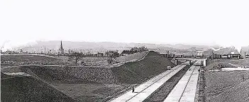  ?? FOTO: SAMMLUNG VOBA ?? Die A3 bei Erkrath wurde 1936 für den Verkehr frei gegeben. In diesem Bild aus den Anfangsjah­ren sieht man im Hintergrun­d die Brücke über die Autobahn, auf der ein Zug den Berg hinaufgezo­gen wird.