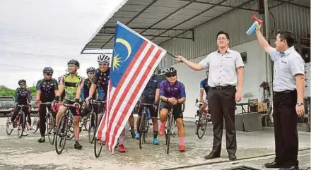  ?? PIC BY MOHD ADAM ARININ ?? TBNC Sdn Bhd sales director C.K. Wong (second from right) and Mitsubishi Motors Malaysia regional sales manager Bernard Kee flagging off ‘My Heart, My Life — Sabah 2017 Cycling Tour’ in Kota Kinabalu yesterday.