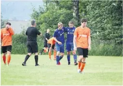  ??  ?? AVGJORDE: Einar A. Odden (t.h) i blå drakt avgjorde for Drangedal, som vant 2-0 over Klyve. Foto: Tom Arne Borgersen