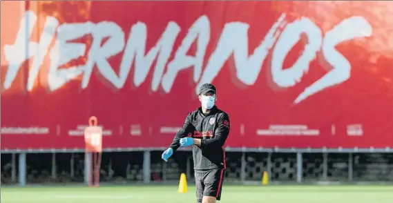  ?? FOTO: EFE ?? Diego Pablo Simeone, entrenador del Atlético de Madrid, en uno de los entrenamie­ntos del equipo tras la vuelta al trabajo