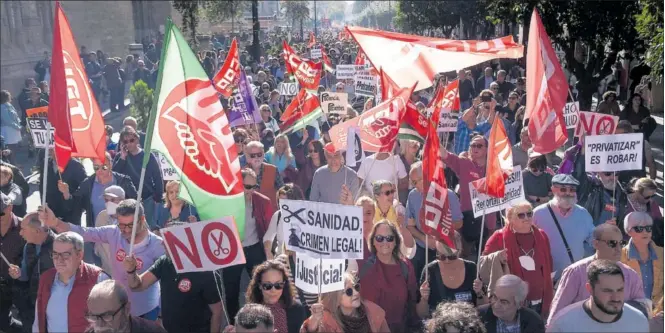  ?? / PACO PUENTES ?? Manifestan­tes en defensa de la sanidad pública en la marcha que ayer recorrió las calles de Sevilla.