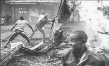  ??  ?? Residents of Kawangware district of Nairobi erect a burning barricade during post electoral violence.