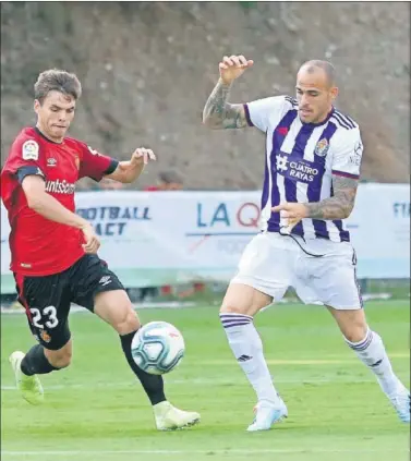  ??  ?? DE PODER A PODER. Febas y Sandro pelean por un balón en el partido de ayer.