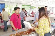  ??  ?? Delicia. La Feria del Asado se llevó a cabo frente a la Presidenci­a Municipal de Arteaga.