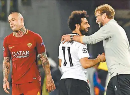  ?? AFP ?? Egípcio Salah é festejado pelo técnico Jürgen Klopp. O belga Nainggolan (E), da Roma, lamenta a eliminação