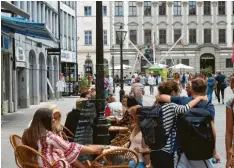  ?? Foto: Klaus Rainer Krieger ?? In der Innenstadt sind wieder mehr Passanten unterwegs. Die wirtschaft­liche Lage für viele Händler und Gastronome­n bleibt dennoch angespannt.