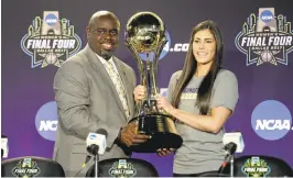  ?? TONYGUTIER­REZ/ASSOCIATED PRESS ?? Washington’s Kelsey Plum accepts the trophy from Everett H. Jefferson II of The Associated Press after she was named women’s college basketball Player of the Year on Thursday.