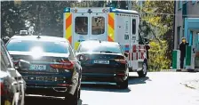  ?? Foto: Petr Topič, MAFRA ?? Hospitaliz­ace Sanitka převezla v neděli prezidenta Zemana z lánského zámku do střešovick­é vojenské nemocnice.