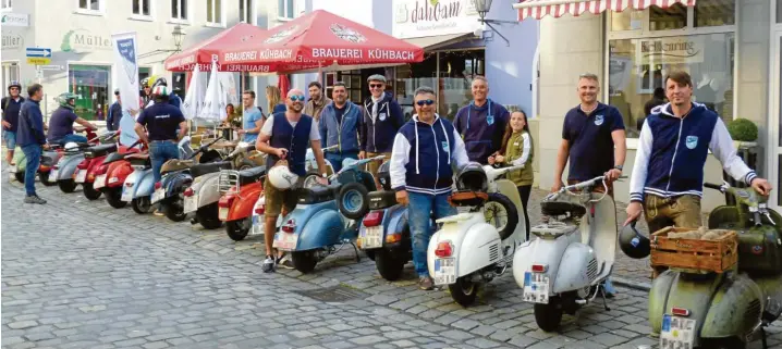  ?? Fotos (3): Manfred Zeiselmair ?? An jedem zweiten Donnerstag im Monat treffen sich die Vespaar-Mitglieder mit ihren Blech-Rollern zum Stammtisch im Aichacher Café Dahoam.