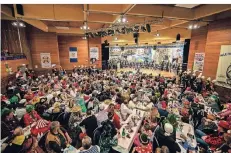  ?? RP-FOTO: CHRISTOPH REICHWEIN ?? Die voll besetzte Aula des Mannesmann-Gymnasiums beim Bordfest der KG „Alle Mann an Bord“.