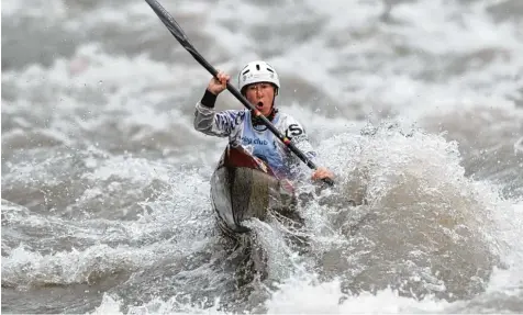  ?? Foto: dpa ?? Heftiger Wellengang: Beim Weltcup auf der Hochwasser führenden Muota in der Schweiz hatte Wildwasser Kanutin Sabine Füsser ganz schön zu tun, um das geliehene Boot auf Kurs zu halten. Am Samstag auf dem Eiskanal und am Sonntag auf dem Lech will sie ihr...