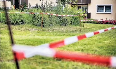  ?? RP-FOTO: KÖHLEN ?? Seit gestern zu sehen: die abgetrennt­en Bereiche an der Oderstraße, in denen das Grün dem Beton weichen soll.