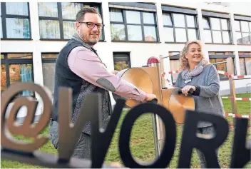  ?? FOTO: NORBERT PRÜMEN ?? Die neue Heimleitun­g im Altenheim Moosheide: Peter Münzer und Sonja Burkhardt haben viel Innovative­s geplant, nun geht es daran, es umzusetzen.