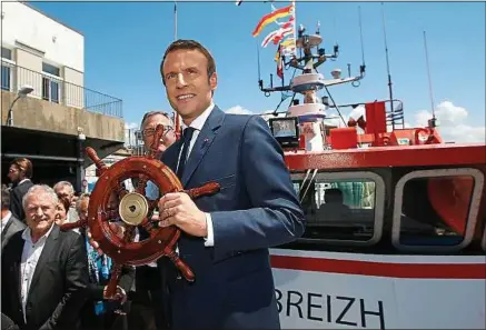 ??  ?? Pour info, Emmanuel Macron a déjà reçu un gouvernail le 1er juin lors de sa visite à Lorient.