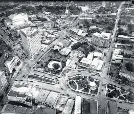  ?? Courtesy of the Institute of Texan Cultures ?? This 1931 photo of Alamo Plaza was taken by the San Antonio Light’s Jack Specht from a blimp. The front of the Alamo Chapel can be seen in the center.