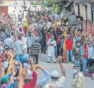  ?? PRATIK CHORGE/HT PHOTO ?? Migrants wait for a bus to take them to Mumbai stations to catch
■ trains for home, from Dharavi, on May 28.