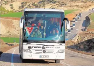  ?? REUTERS ?? Un convoy con milicianos procedente de Siria, en la frontera turca