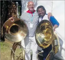  ??  ?? « Quelle belle amitié nous avons avec James Vaudounnon du Gangbé Brass Band de Cotonou au Bénin »