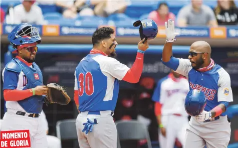  ?? Suministra­da ?? Rey Navarro celebra con Kevin Luciano (30) tras conectar un jonrón en la segunda entrada que colocó a Puerto Rico en ventaja 2-1 sobre Dominicana. Abajo Luciano se ubica la segunda base tras un batazo. En la jonada bateó de 3-2 para ser el mejor de Puerto Rico.