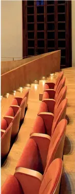  ?? ?? Scrigno di legno L’Auditorium Giovanni Arvedi, pensato per spettacoli di solisti e complessi da camera. Il legno d’acero naturale è trattato come quello dei violini per preservarn­e le qualità acustiche