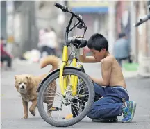  ?? JASON LEE/REUTERS ?? Febre. Garoto chinês usa bike da Ofo, inspiração da Yellow