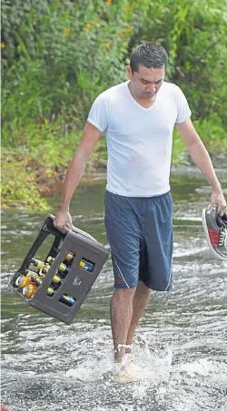  ??  ?? En el agua no se puede consumir licor en botella para evitar alguna emerge