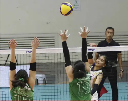  ?? National University’s Diza Marie Berayo tries to score through an attack on Friday against UST during the PNVF U-18 championsh­ip at the Rizal Memorial Sports Complex. ??