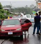  ?? REYNER MONTERO. ?? Los agentes revisaron el carro en busca de pistas.