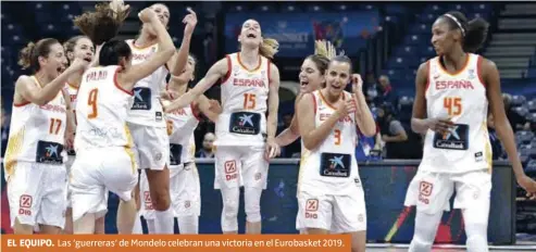  ??  ?? EL EQUIPO. Las `guerreras' de Mondelo celebran una victoria en el Eurobasket 2019.
