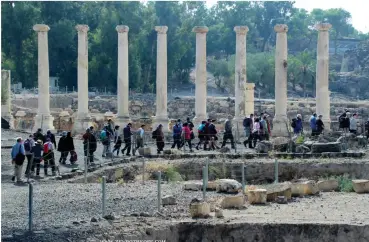  ?? (Zev Rothkoff) ?? PILLARS OF the community – Spectacula­r Roman and Byzantine ruins help make ancient Beit She’an a major tourist attraction.