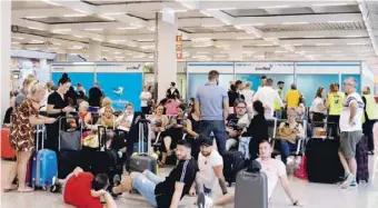  ??  ?? Thomas Cook customers stranded at Palma de Mallorca airport
