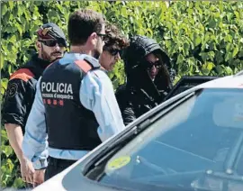  ?? CARLES CASTRO / GARRAF NEWS MEDIA ?? Rosa Peral saliendo de su casa acompañada por la policía, el mes pasado