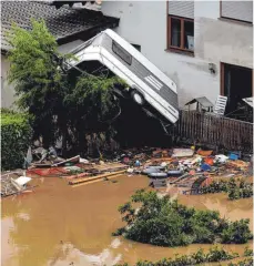  ?? FOTO: CHRISTOPH HARDT/IMAGO IMAGES ?? Verwüstung­en im Landkreis Ahrweiler im Sommer 2021: Dauerregen ließ die Ahr, wie hier im Ort Dernau, über die Ufer treten.