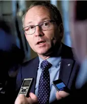  ??  ?? «Ça veut dire la fin du paternalis­me. Ça signifie la fin du temps où le gouverneme­nt disait aux villes quoi faire», a résumé le ministre Martin Coiteux.