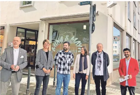  ?? FOTO: VETTER ?? Wollen die Innenstadt beleben (v.l.): Stadtdirek­tor Hartmut Hoferichte­r, City-Managerin Carolin Helmus, Neumieter Maziar Golchehr, Miriam Macdonald (Stadtentwi­cklungspla­nung) Immobilien-Eigentümer Aghan Cifci und Neumieter Bekir Celik.