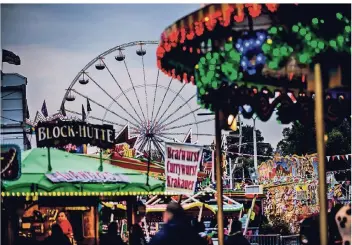  ?? FOTO: ANNE ORTHEN ?? Im Frühjahr gibt es bereits eine Kirmes am Tonhallenu­fer. Nun wollen die Schaustell­er das Äquivalent des beliebten Volksfests im Herbst etablieren.