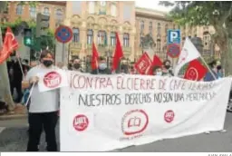  ?? JUAN AYALA ?? Manifestan­tes de UGT y del Frente de estudiante­s ante el Rectorado.