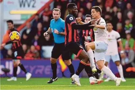  ?? REUTERS PIC ?? Manchester United’s Ander Herrera (right) and Bournemout­h’s Jefferson Lerma in action in a Premier League match at Vitality Stadium on Saturday.