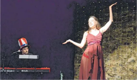  ?? FOTO: BABETTE CAESAR ?? Rafael Wagner am Piano (links) und Schauspiel­erin Selina Ströbele (rechts) in der Premiere von „Heute Abend: Lola Blau“in der Hägeschmie­de.