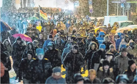  ?? FOTO: RALF LIENERT ?? Zu den Corona-Spaziergän­gen in Kempten kommen nach wie vor Hunderte Teilnehmer – auch bei Wind und Wetter, wie zu dieser Versammlun­g. Das zentrale Thema der Protestler ist aktuell die Impfpflich­t.