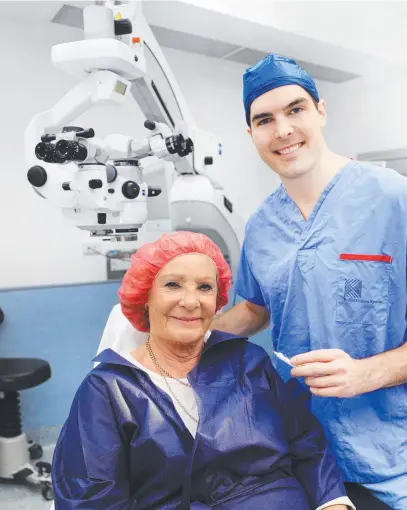  ?? Picture: SCOTT POWICK ?? Patient Tina Benton with eye surgeon Dr Nick Andrew who is using a new surgical device.
