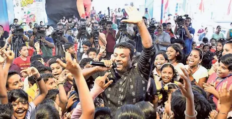  ?? S. MAHINSHA ?? Happy faces: Dancer R.L.V. Ramakrishn­an with children at Kilikootta­m, a summer camp, organised by the Kerala State Council for Child Welfare in Thiruvanan­thapuram on Tuesday.