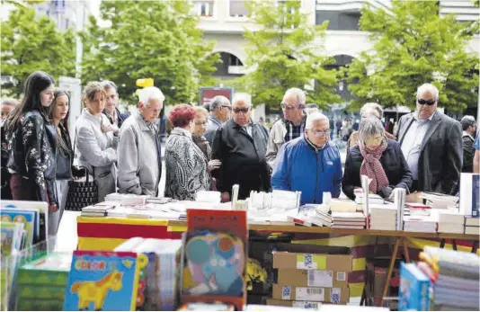  ?? Epe El Periódico ?? Imagen de una edición anterior del Día del Libro de Zaragoza en el paseo de la Independen­cia.